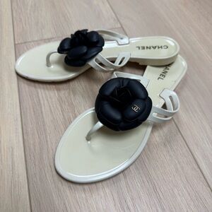 Chanel Camelia Cream & Black Flower Jelly Thong Sandals size 39 EU